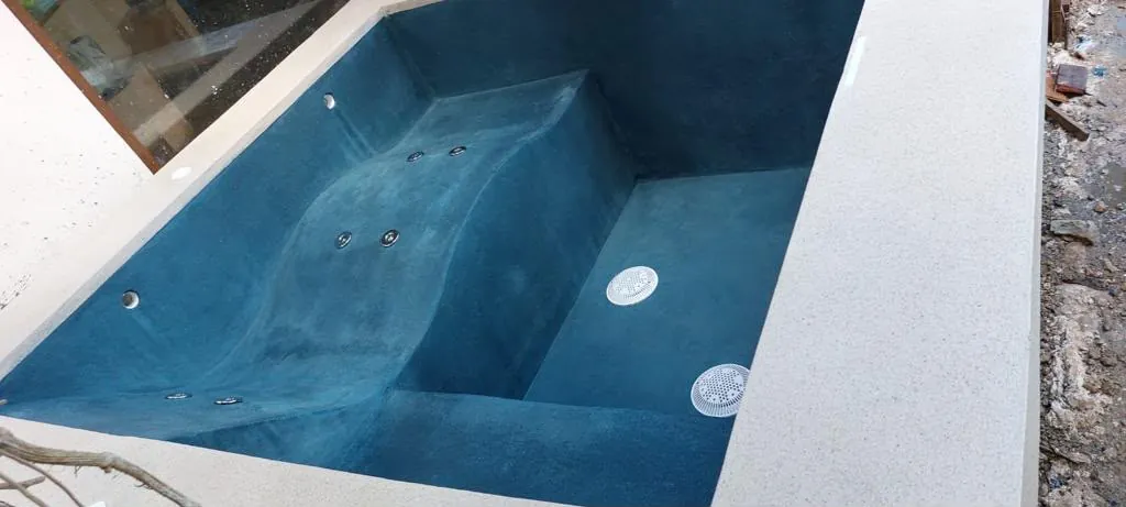 Spa en azul con banca de hidromasaje