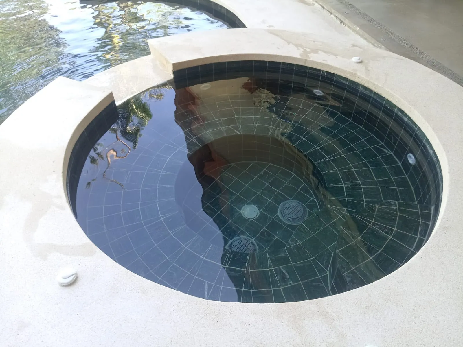 Spa circular en azulejo negro