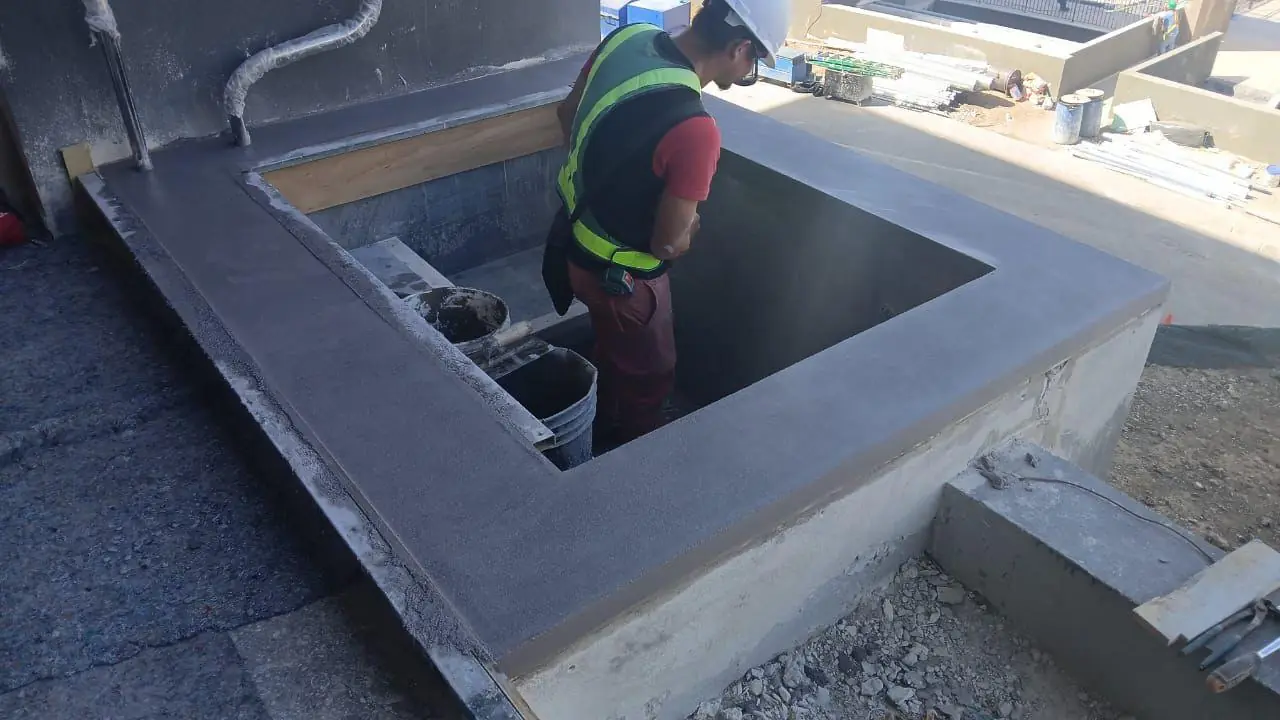 Caja de una piscina de terraza en obra gris