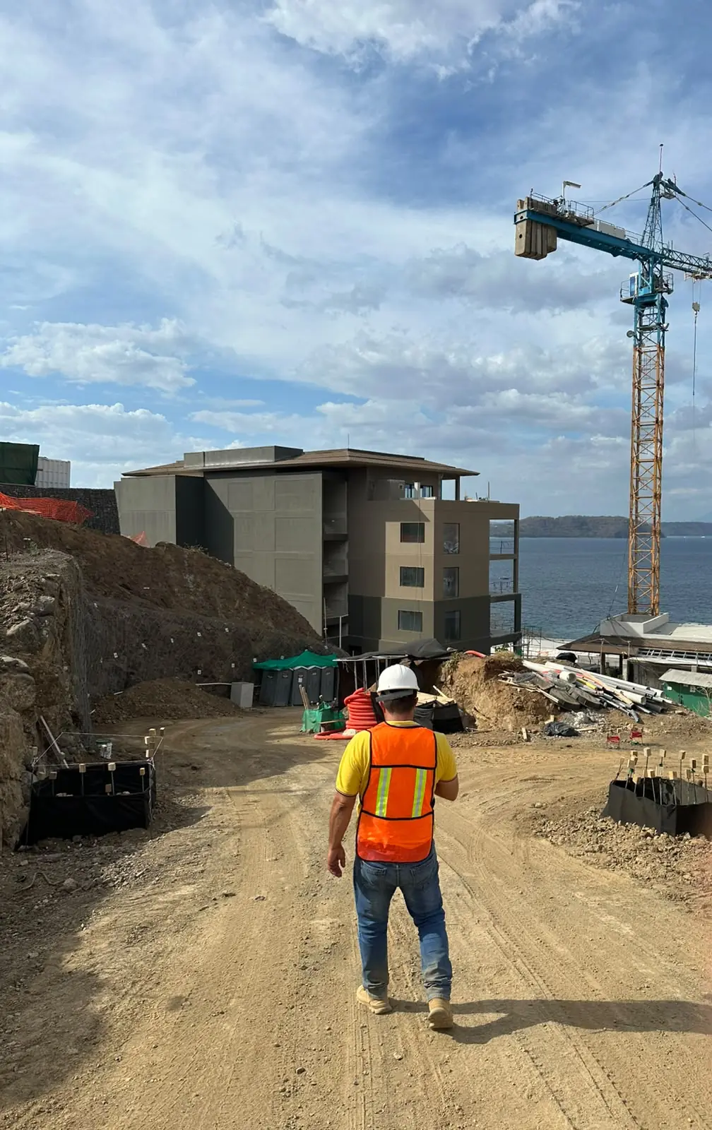 Obra del resort con la grúa y la bahía al fondo