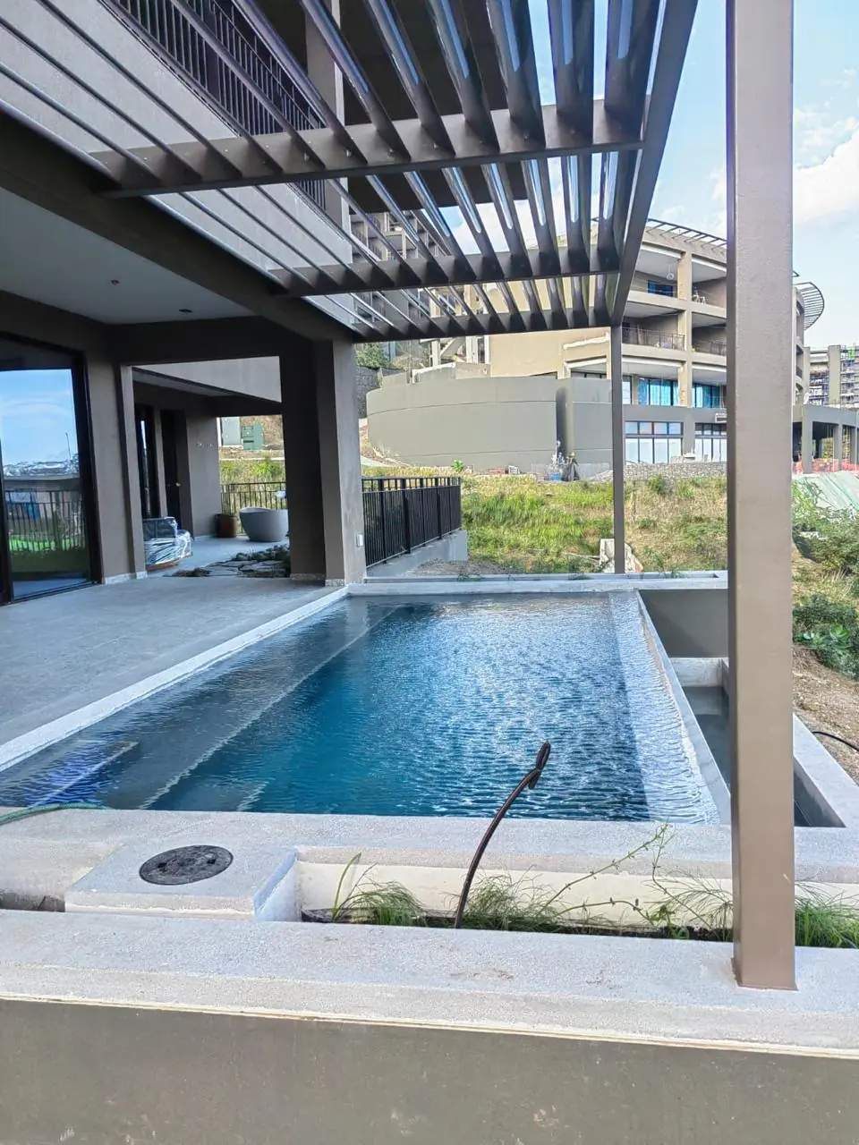 Piscina de terraza bajo la pérgola