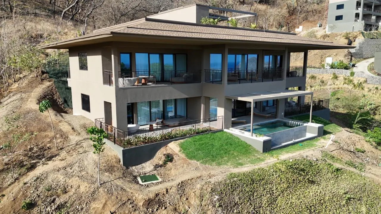 Villa con piscina sobre el jardín